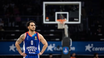 ISTANBUL, TURKEY - MARCH 10: Shane Larkin, #0 of Anadolu Efes Istanbul in action during the 2022-23 Turkish Airlines EuroLeague Regular Season Round 28 game between Anadolu Efes Istanbul and Maccabi Playtika Tel Aviv at Sinan Erdem Sports Hall on March 10, 2023 in Istanbul, Turkey. (Photo by Tolga Adanali/Euroleague Basketball via Getty Images)