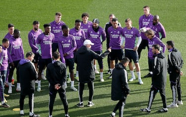 Carlo Ancelotti realiza la charla previa al entrenamiento de esta mañana. El conjunto blanco se ha entrenado a puerta abierta y numerosos aficionados han podido disfrutar de la sesión. 