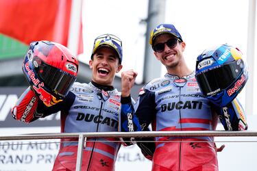 
Además de hermanos, Marc y Álex Márquez también son campeones de equipo. Hicieron historia al proclamarse campeones en el Mundial de Motociclismo en la misma temporada en 2014. Son dos de los pilotos más famosos del mundo.
