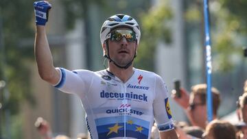 Elia Viviani celebra su victoria en la EuroEyes Cyclassics de Hamburgo 2019.