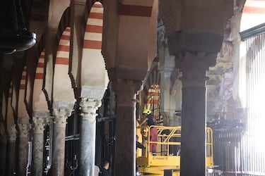 Interior de la Mezquita-Catedral de Córdoba afectado por el incendio. La causa del incendio apunta una máquina barredora en la capilla de Almanzor después de que cortocircuitase y ardiese, según El País.