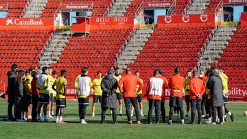 Los jugadores del RCD Mallorca se reunen en el césped antes de una sesión de entrenamiento.