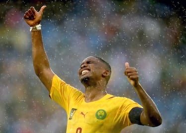 Al hablar de fútbol africano es imposible no pensar en Samuel Eto’o, uno de los mejores delanteros centro que ha visto el fútbol mundial. Sin embargo, con la selección camerunesa Samuel tuvo siempre sus más y sus menos. Todo empezó en 2011, cuando el capitán de “los leones indomables” lideró una huelga por impagos, lo que le costó estar 8 meses sancionado del equipo. A su vuelta, el seleccionador del combinado africano, Denis Lavagne, planteó retirarle el brazalete. No obstante, Samu mantuvo entonces el brazalete. Finalmente, tras la Copa del Mundo de Brasil 2014, el seleccionador Volker Finke decidió no convocar a Eto'o ni a otros 12 jugadores que habían disputado el Mundial. Además, otorgó la capitanía del conjunto africano a Stephane Mbia. Ante esta decisión, Samuel Eto'o decidió poner fin a su carrera internacional.