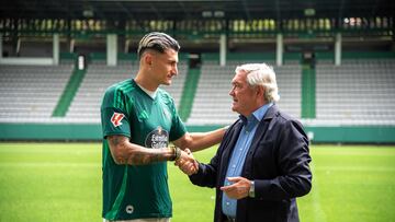 Luis Perea y el presidente Manuel Asende en la presentación del centrocampista.