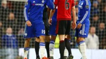 Diego Costa discute con Evans durante el encuentro.