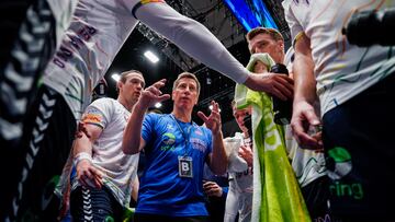 Jonas Wille, de azul, dando instrucciones a los noruegos.