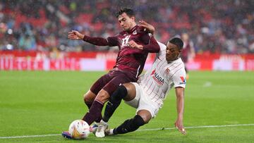 Martín Zubimendi ante el Sevilla FC.