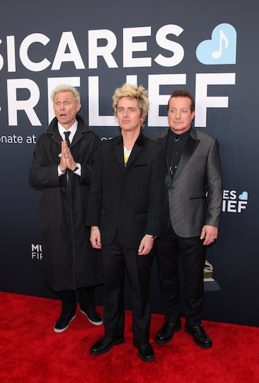 Mike Dirnt, Billie Joe Armstrong y Tre Cool, componentes del grupo Green Day, posan en la alfombra roja de los Grammys 2025 en ell Crypto.com Arena situado en la ciudad de Los Ángeles, en California.
