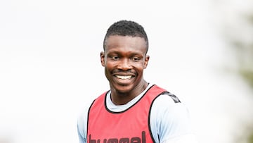 El defensa ghanés Joseph Aidoo sonríe en un entrenamiento del Celta.