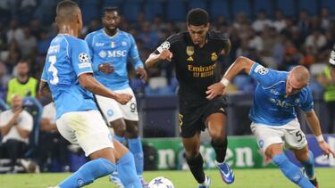 Napoli (Italy), 03/10/2023.- Real Madrid's midfielder Jude Bellingham (C) in action to score the 1-2 goal during the UEFA Champions League group C soccer match between SSC Napoli and Real Madrid, in Naples, Italy, 03 October 2023. (Liga de Campeones, Italia, Nápoles) EFE/EPA/CESARE ABBATE