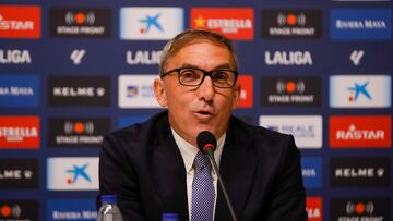 13/03/24 RCD ESPANYOL
PRESENTACION DEL NUEVO ENTRENADOR
MANOLO GONZALEZ EN EL STAGE FRONT STADIUM DE CORNELLA , ACOMPAÑADO DEL CONSEJERO DELEGADO MAO YE WU Y EL DIRECTOR DEPORTIVO FRAN GARAGARZA