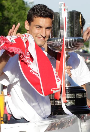 El palmarés de Jesús Navas con el Sevilla es impresionante. Ha ganado dos Copas de la UEFA (2006 y 2007), una Supercopa de Europa (2006), dos Europa League (2020, 2023), dos Copa del Rey (2007, 2010) y una Supercopa de España (2007).