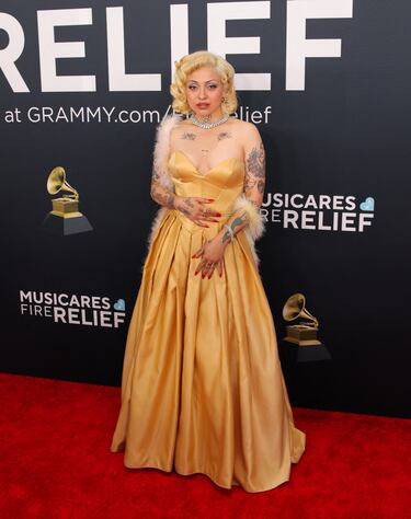Mon Laferte posa en la alfombra roja de los Grammy 2025 en ell Crypto.com Arena situado en la ciudad de Los Ángeles, en California.