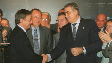 NºC: 36234. FECHA: 17-07-00. PRESENTACION DE FLORENTINO PEREZ COMO PRESIDENTE DEL REAL MADRID. FOTO: ANDRES GARCIA LORENZO SANZ LE DA LA MANO