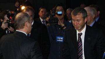 Abramovich y Putin se saludan.