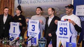 LaMelo, LiAngelo y LaVar Ball durante la presentación con el Vytautas.
