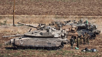 People stand next to Israeli Army tanks, amid cross-border hostilities between Hezbollah and Israel, in northern Israel, September 27, 2024. REUTERS/Jim Urquhart