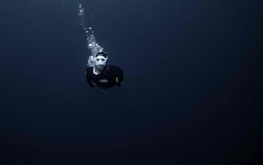 El cinco veces campeón mundial de apnea Arthur Guerin-Boeri de Francia nada en busca de orcas al norte de Noruega en el Círculo Polar Ártico.