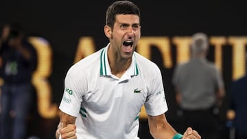 Novak Djokovic celebra su victoria ante Daniil Medvedev en la final del Open de Australia 2021.