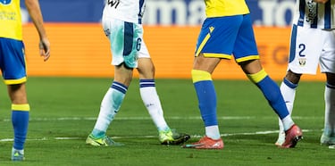 El mal estado de la hierba se tapó con pintura verde que se trasladó a las camisetas de los jugadores.
