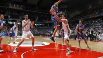 Suárez asiste a Begic superando la defensa de Mejri.
