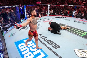 Ilia Topuria tras noquear a Charles Oliveira.