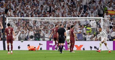 3-0. El nueve del Real Madrid encara a su marcador al borde del área, se va y con la izquierda, lanza un disparo raso, al palo largo de Emerson, para anotar el tercero en su cuenta goleadora.