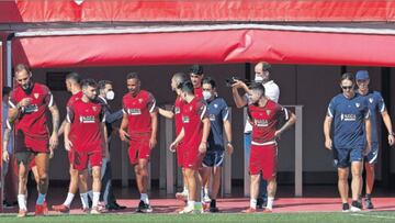 Lopetegui (a la derecha) y sus futbolistas, a punto de comenzar el entrenamiento previo al duelo de Granada.