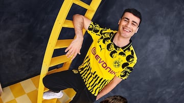 Gio Reyna posa con la nueva camiseta del Dortmund
