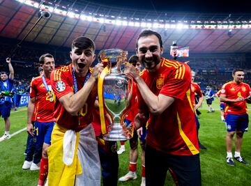 Pedri y Pablo Amo, segundo entrenador, posan con el trofeo de la Eurocopa.
