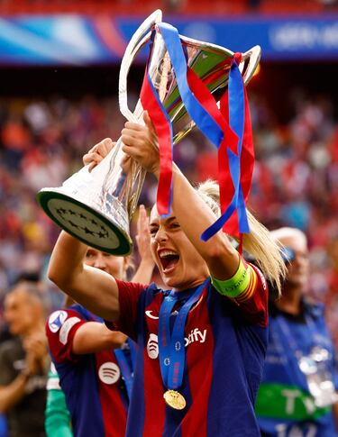 Alexia Putellas con la copa. 