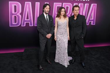 Keanu Reeves,  Ana de Armas y Len Wiseman posan en la alfombra roja del estreno de la película "Ballerina" en Los Ángeles, California.
