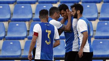 Peña, Román y Dalmau felicitan a Nieto tras su gol.