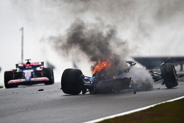 La FP3 del GP de Países Bajos de Fórmula 1 2024 se detuvo con bandera roja tras un brutal accidente de Logan Sargeant con el Williams. Logan Sargeant perdió el control de su coche en la curva 4, pisando la hierba de la parte derecha y saliendo disparado y muy rápido contra el muro.