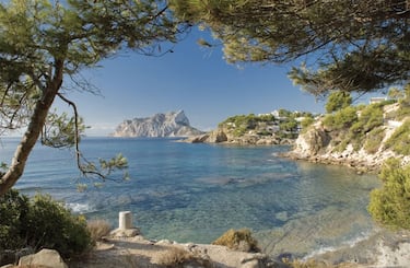 De aguas tranquilas y poca profundidad, Cala Pinets se convierte en el paraje ideal para disfrutar de una jornada de playa con los más pequeños. Aguas cristalinas rodeadas de un bonito paisaje repleto de pinos. Si bien no cuenta con chiringuitos en la propia cala, a poco menos de cuatro minutos, en la playa de La Fustera podemos encontrar un bar/restaurante, baños y duchas. 