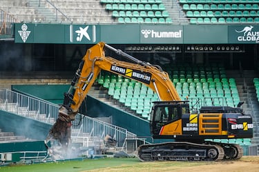 El Real Betis ha iniciado los trabajos de demolición de la Grada de Preferencia del Estadio Benito Villamarín. Esto es parte de las obras que transformarán por completo el coliseo verdiblanco.