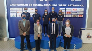 Autoridades y nadadores del club local.
