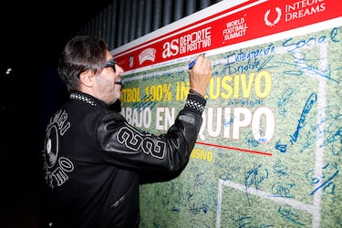 Vicente Jiménez escribe su mensaje en la portada gigante del diario AS