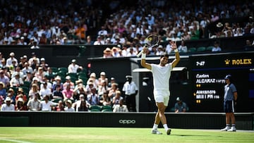 Carlos Alcaraz reacciona en un lance de su partido contra Alexandre Muller en Wimbledon.