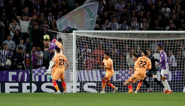 2-3. Córner que saca Monchu desde la izquierda y Sergio Escudero, tras anticiparse en el salto a Antoine Griezmann, remata de cabeza y manda el balón a la escuadra izquierda de la portería de Ivo Grbic.