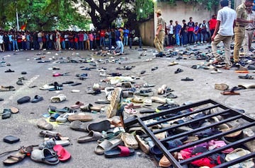 Once personas han muerto y más de 50 resultaron heridas en la celebración del equipo Royal Challengers Bangalore tras ganar la Liga India de Críquet. Miles de aficionados se concentraron frente al estadio M. Chinnaswamy de Bangalore para ver el desfile, pero el acto derivó en una estampida mortal, como indican los  cientos de zapatillas amontonadas en el suelo.
