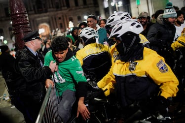 Reyerta entre los aficionados y la policía de Philadelphia.