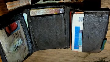 Pierde su cartera en 2014 y aparece intacta en el motor de un coche 11 años y 240.000 kilómetros después: “Es una locura”