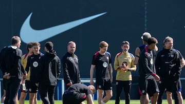GRAFCAT6160. SANT JOAN DESPÍ (BARCELONA), 01/04/2025.- El entrenador del FC Barcelona, Hansi Flick (c), con sus jugadores durante el entrenamiento que el equipo azulgrana ha realizado este martes en la ciudad deportiva Joan Gamper para preparar el partido de vuelta de semifinales de la Copa del Rey que mañana disputarán ante el Atlético de Madrid. EFE/Alejandro García