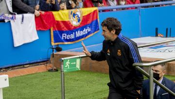 Raúl saluda a la grada.