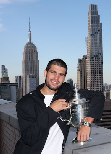 El campeón del US Open 2025, Carlos Alcaraz, en el techo del Lotte New York Palace Hotel con el trofeo individual masculino luego de su victoria sobre Jannik Sinner.