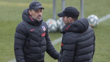 Simeone con Vivas en la sesión del Atlético de esta mañana.