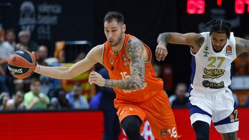 El base serbio de Valencia Basket Stefan Jovic (i) se escapa de Tyler Dorsey, del Fenerbahçe, durante el partido de la segunda jornada de la EuroLiga que se disputa hoy viernes en el pabellón de la Fuente de San Luis, en Valencia.