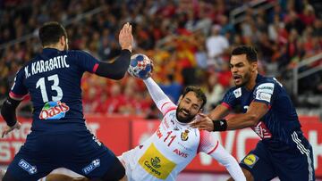 Daniel Sarmiento ataca frente a Nikola Karabatic y Nedim Remili.