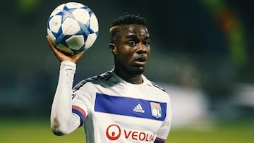 Jugaba en el recién descendido Olympique de Lyon cuando salió la campaña. En Lyon cosechó buenas temporadas y se convirtió en una pieza importante, sin embargo, no terminó de explotar como se esperaba. El costamarfileño se movió a Inglaterra en 2021. El Burnley apostó por él y Cornet respondió con una buena temporada. A pesar de su rendimiento, el Burnley terminaría descendiendo y Cornet se marcharía al West Ham, club que le tiene en propiedad a día de hoy. Con los ‘hammers’ Cornet no terminó de rendir y ha estado cedido en Southampton y Genoa esta temporada.